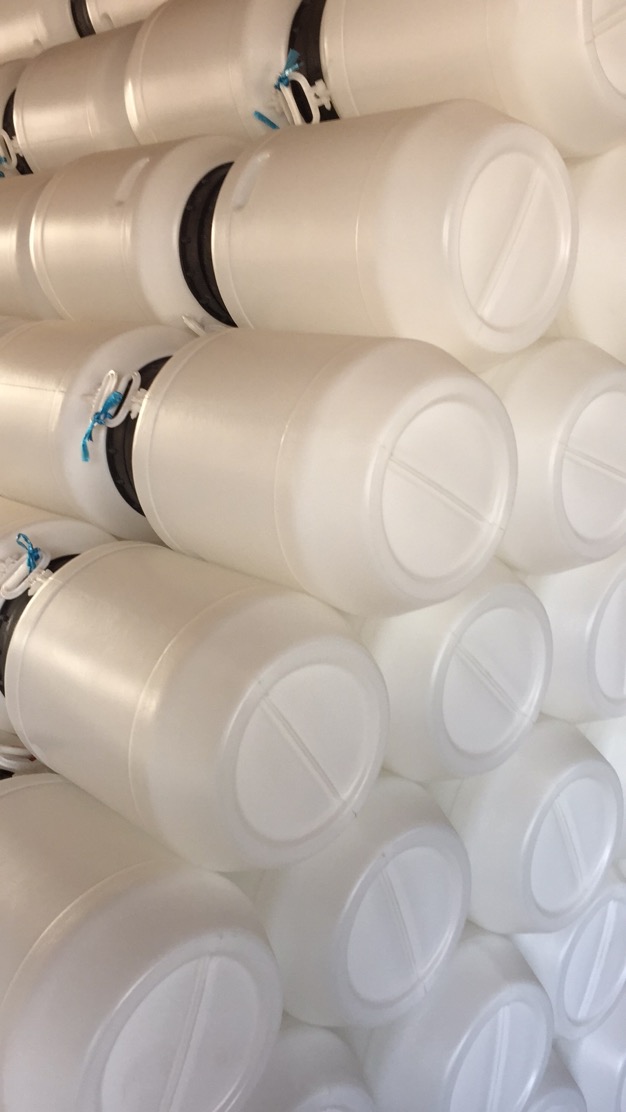 透(tòu)明塑料桶(tong)